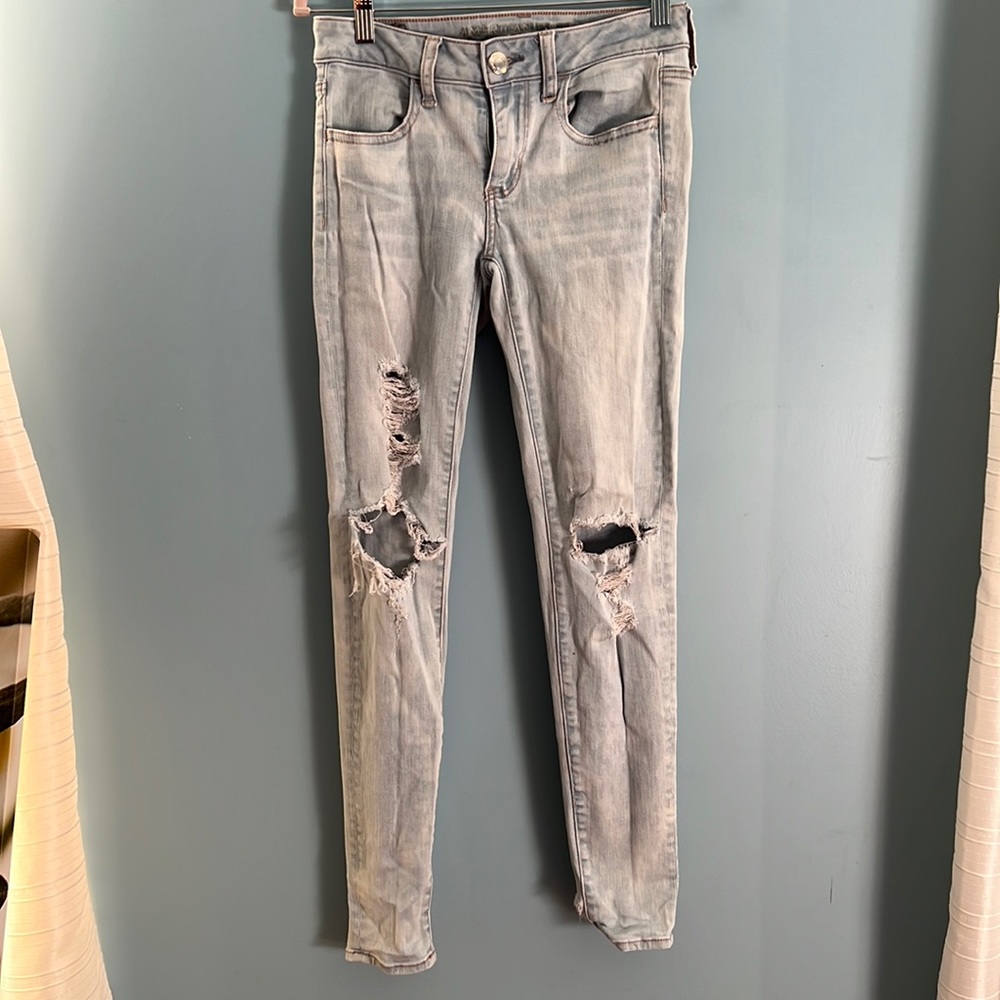 American Eagle super stretch shredded jeans